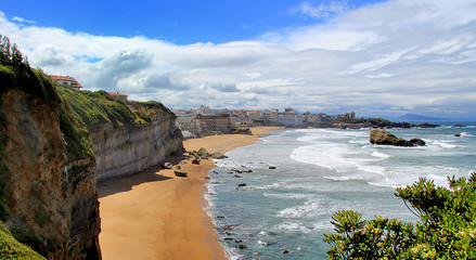 La côte basque à Biarritz avec vagues et ciel bleu - obrazy, fototapety, plakaty