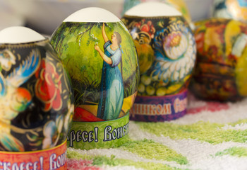 Fototapeta na wymiar Easter eggs on the table are located in a number of