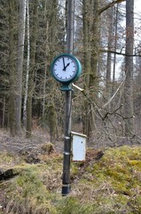 Alte Bahnhofsuhr im Wald