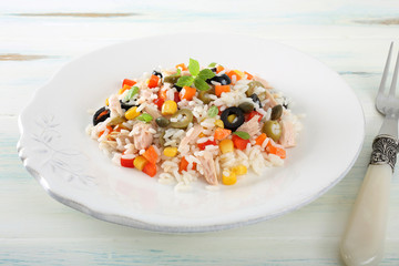 insalata di riso con verdure e tonno
