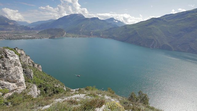 Riva und Torbole Sicht &uuml;ber den See n&auml;her