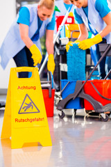 Unfallgefahr Warnschild vor Reinigung