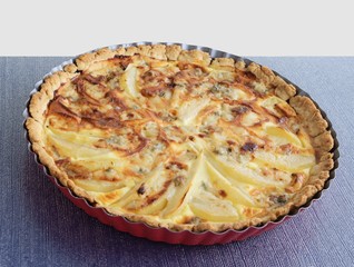 baked gorgonzola cheese with pears as tarta cake