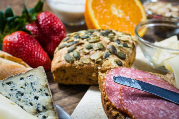 Früchstückstisch mit Brötchen, Käse,  Wurst und Obst