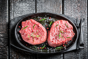 Grilling red meat with herbs