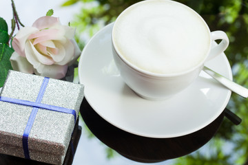 valentine's day - Cappuccino und Geschenk