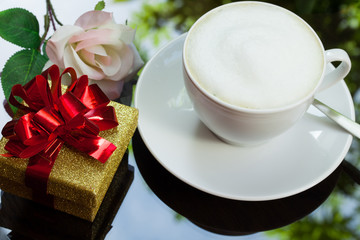 valentine's day - Cappuccino und Geschenk