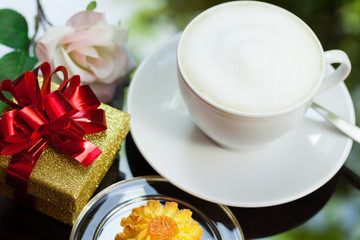 birthday present - Cappuccino und Geschenk