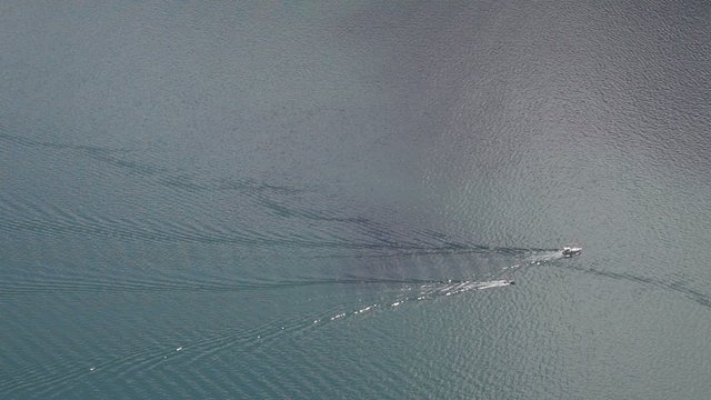 Motorboot auf dem See