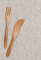 木製のフォークとナイフ