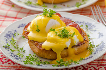 Eggs benedict, prosciutto with hollandaise
