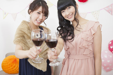 ワインで乾杯する女性