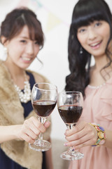 ワインで乾杯する女性
