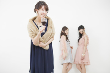 ワインを持つ女性