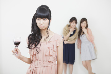 ワインを持つ女性