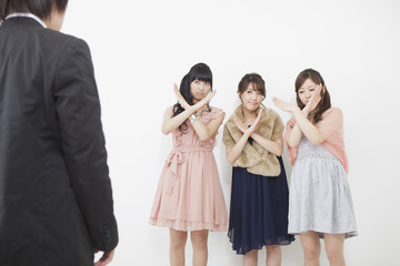 バツを出す女性 © milatas