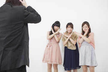 バツを出す女性 © milatas