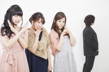 バツを出す女性 © milatas