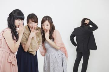 噂話をする女性 © milatas