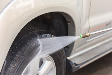 Car washing with high pressure water jet