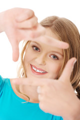 Naklejka premium Young woman creating frame with fingers