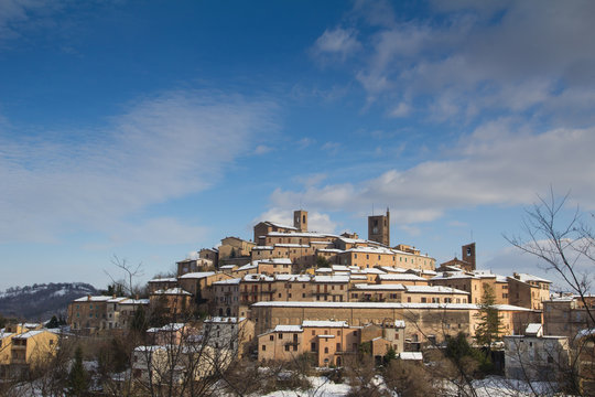 Borgo medievale di Sarnano nella regione Marche - Italia