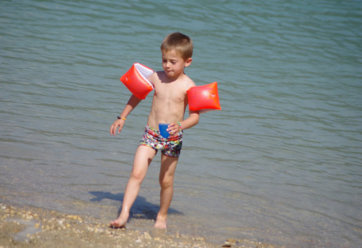 enfant &agrave; la plage - brassards