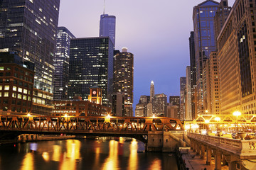 Fototapeta premium Architecture of Chicago along Chicago River