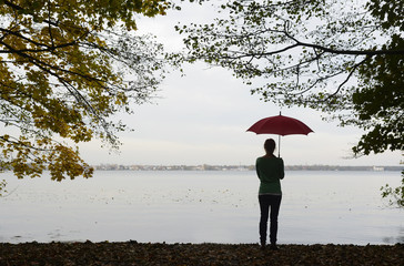 junge Frau mit Regenschirm am Müggelsee, Berlin, Deutschland