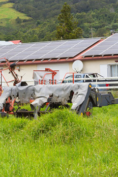 panneaux solaires sur toit de ferme