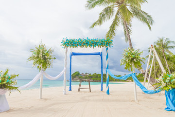 Obraz na płótnie Canvas beautiful wedding arch, cabana, beach wedding, tropical wedding