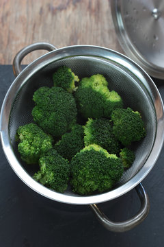 Pan of fresh steam cooked broccoli flowers.