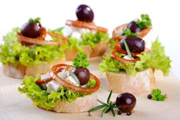 Canapes mit Feta und Oliven