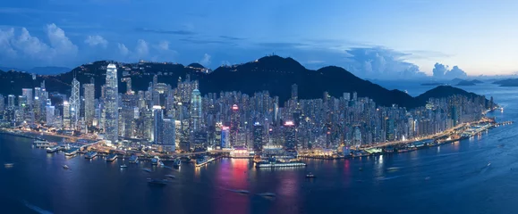 Foto op Plexiglas Luchtfoto van Hong Kong City in de schemering © leeyiutung