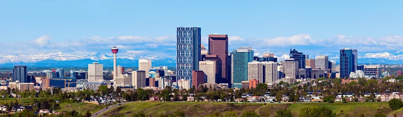 Tuinposter Panorama van Calgary en de Rocky Mountains © Henryk Sadura