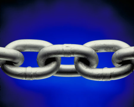 Detalle de una cadena sobre fondo azul.