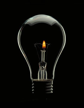 Una bombilla y candela, concepto de ahorro energía.