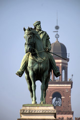 Fototapeta na wymiar Milano statua Garibaldi piazzale Cairoli