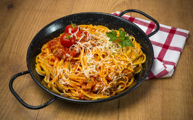 Tallarines con tomate