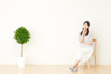 部屋で考える女性