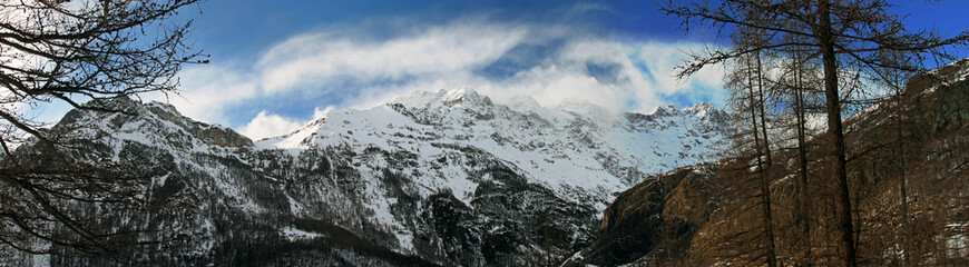 Fototapeta na wymiar panorama view of snowy alpine mountains in italy