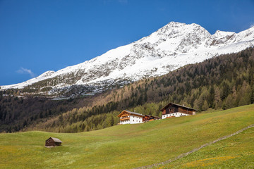Berghütten und schneebedeckte Berge
