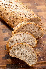 Bastone di pane sul tagliere