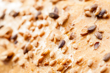 Bastone di pane sul tagliere