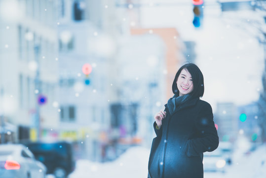 冬の街角に立つ女性