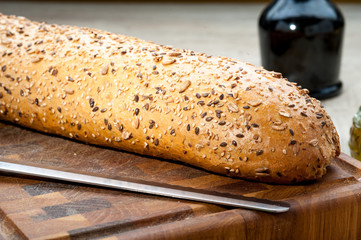Bastone di pane sul tagliere