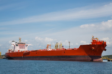 Roter &Ouml;ltanker bei der Beladung im Hafen