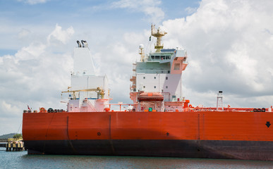 Roter &Ouml;ltanker: Schiff zum Transport von Erd&ouml;l