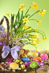 Osterkorb mit Narzissen