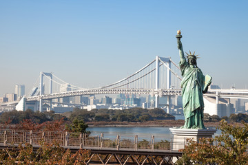 レインボーブリッジと自由の女神像